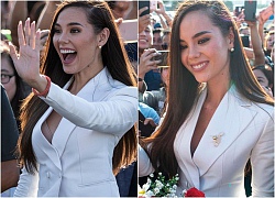 Rất xinh đẹp nhưng Tân Hoa hậu Hoàn vũ Catriona Gray lại để lộ áo ngực ngay lần đầu về nước sau đăng quang