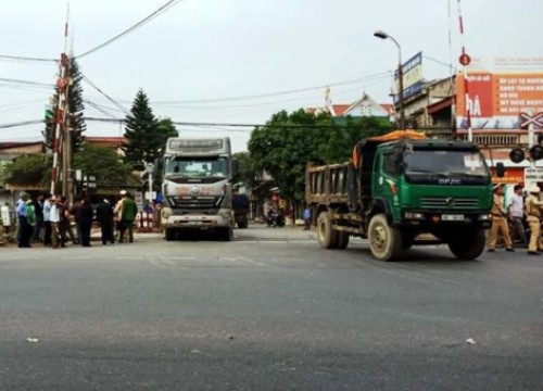 Thanh Hóa: Đang đi trên đường, cụ ông 83 tuổi bị xe đầu kéo cán chết thương tâm