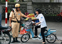 1 tháng bị CSGT bắt 8 lần, cô gái cưới luôn anh cảnh sát