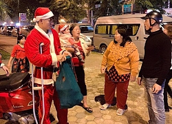 Bất chấp chấn thương, Xuân Mạnh vẫn làm ông già Noel, chống nạng đi phát quà cho người vô gia cư