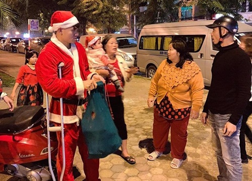 Bất chấp chấn thương, Xuân Mạnh vẫn làm ông già Noel, chống nạng đi phát quà cho người vô gia cư