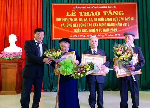 Bí thư Thành ủy Vinh trao Huy hiệu Đảng cho 32 đảng viên