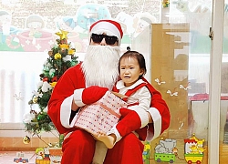 "Chuyện buồn" của chàng trai đóng giả ông già Noel đi tặng quà cho em nhỏ