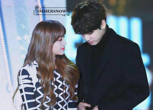 Khoảnh khắc Lisa và Jungkook chạm mắt nhau tại SBS Gayo Daejun đang làm các "shipper" cặp đôi này điên đảo