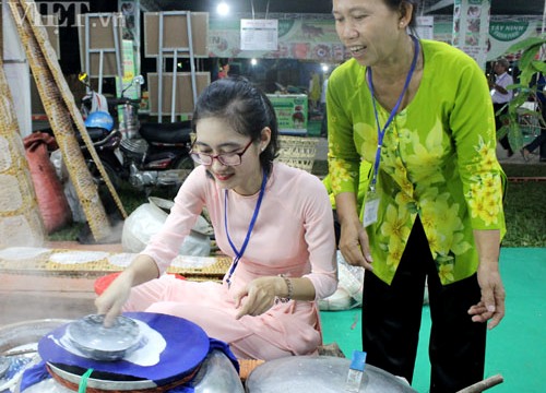 Làm thử bánh tráng Trảng Bàng, du khách thích thú vì... khó quá