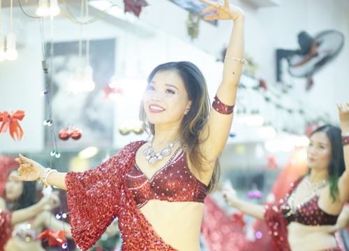 Ngắm vũ công bellydance khoe gợi cảm trong đêm Giáng sinh