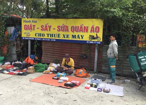 Shipper dễ thương 'nhất quả đất': trải bạt như bán hàng rong, chầu chực đợi học sinh tan trường để giao hàng