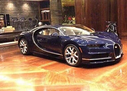 Siêu phẩm Bugatti Chiron đầu tiên tại Campuchia di chuyển trên đường phố giữa vòng vây của xe máy