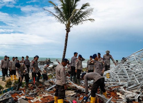 Số thương vong vì sóng thần ở Indonesia tăng lên gần 400 người