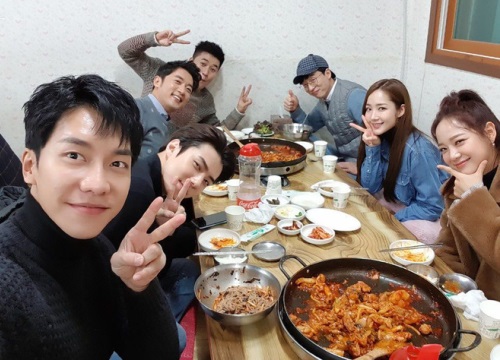 Ảnh selfie đắt giá nhất Kbiz: Lee Seung Gi, Sehun (EXO), Park Min Young và loạt sao quyền lực đều tụ họp vì sao?