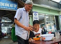 Lớp học tình thương của ông Hùng