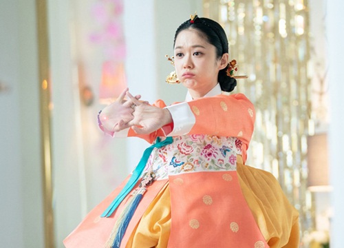 'Ma cà rồng' Jang Nara đáng yêu như gái 18 tại hậu trường 'Hoàng hậu cuối cùng'