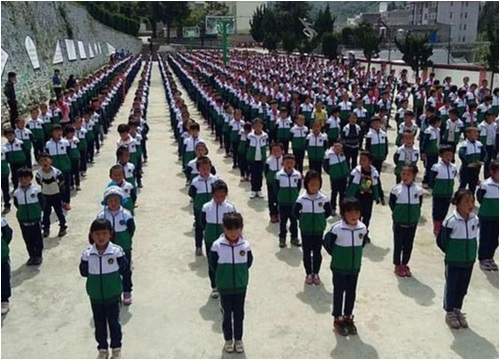 Nhận diện khuôn mặt là chưa đủ, Trung Quốc muốn học sinh mặc "smart uniform" có gắn định vị