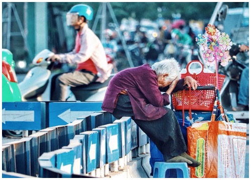 Nhói lòng cảnh cụ bà gục mặt trên gánh hàng rong giữa ngã tư vội vã: Thương thay một kiếp người