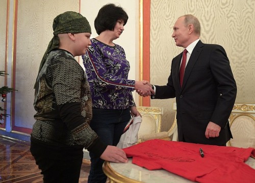 Tổng thống Putin bắt tay vị khách 10 tuổi tại điện Kremlin