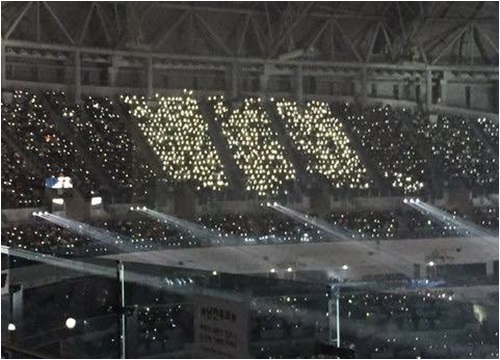 Vụ EXO-L phạm luật cấm mang lightstick: Hãy thông cảm, fan chỉ không muốn EXO bị đối xử bất công như năm ngoái mà thôi!