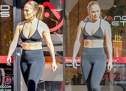 Jennifer Lopez khoe hình thể săn chắc trên phố