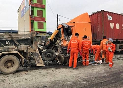 Xe ben chở đá lấn làn tông trực diện container, tài xế thoát chết trong cabin biến dạng