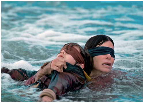 "Bird Box Challenge" là gì và lý do Netflix yêu cầu người hâm mộ tuyệt đối không nên bắt chước