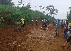 Học sinh "bơi" 1 giờ trên đoạn đường 1km để đến trường