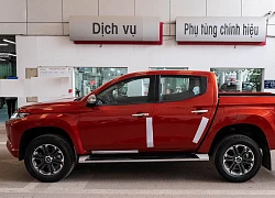 Mitsubishi Triton 2019 về tại đại lý: Ngoại thất long lanh, nội thất bị cắt nhiều trang bị