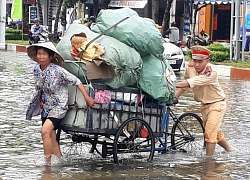 Nghĩa cử đẹp: Đường tắc, CSGT bật còi ưu tiên chở cháu bé đến bệnh viện khám bệnh