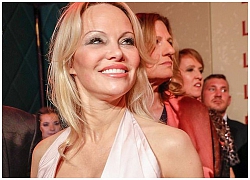 Pamela Anderson tự tin khoe vòng một khủng