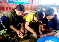 Quảng Nam: Học sinh vùng cao gói bánh chưng tặng bạn nghèo ăn Tết