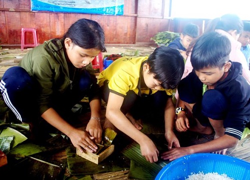 Quảng Nam: Học sinh vùng cao gói bánh chưng tặng bạn nghèo ăn Tết