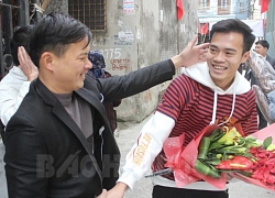 Văn Toàn về quê nghỉ Tết trong sự chào đón của người hâm mộ tại quê nhà và đã nhuộm lại tóc hợp ý bố