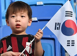 Asian Cup 2019: Ngơ ngác vẫy cờ tại Asian Cup cậu bé bụ bẫm gây sốt bởi quá đỗi dễ thương