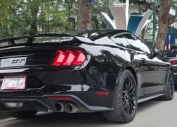 Bắt gặp bộ đôi "cơ bắp Mỹ" Camaro SS 2010 và Ford Mustang GT 5.0 Performance Package 2019 trên phố Hà Nội