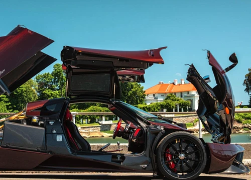 Cặp đôi Pagani Huayra đang được rao bán sở hữu gói trang bị mà "thần gió" của Nhật Minh rất "thèm khát"