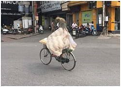 Em gái nửa đêm vào siêu thị mua hàng, rón rén đưa món đồ "lạ" khiến anh nhân viên tủm tỉm cười