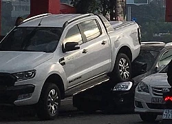 Ford Ranger đi lùi bất cẩn, "đè đầu cưỡi cổ" Kia Carens