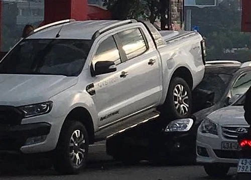 Ford Ranger đi lùi bất cẩn, "đè đầu cưỡi cổ" Kia Carens