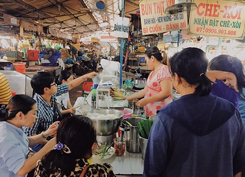 Hàng bún thịt nướng 30 năm: từ gánh vỉa hè đến quán nhỏ trong chợ Sài Gòn