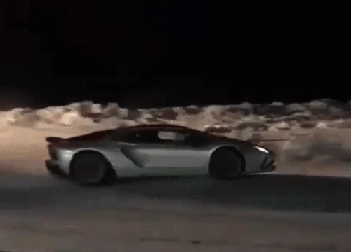 Không chỉ drift văng tung toé cát, siêu xe Lamborghini Aventador S còn "khạc lửa" khá thú vị