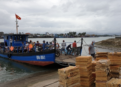 Phà sắt hỏng, cả xã đảo lao đao