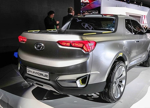 Tờ giấy nhỏ dán trên chiếc xe giống Tucson 2019 tiết lộ điều bất ngờ về một mẫu Hyundai mới