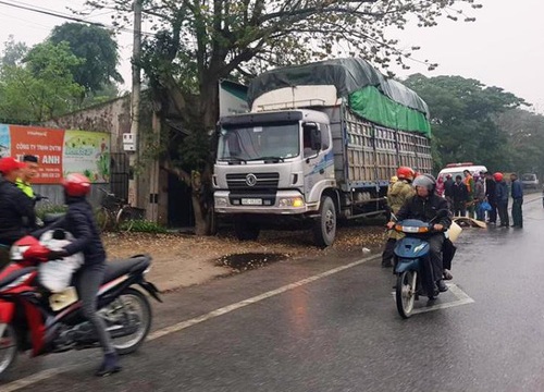 Tông vào xe tải đỗ bên đường lúc mưa phùn, người phụ nữ đi xe máy tử vong