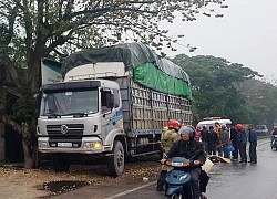 Xe máy đụng ô tô tải dừng bên đường, một người tử vong