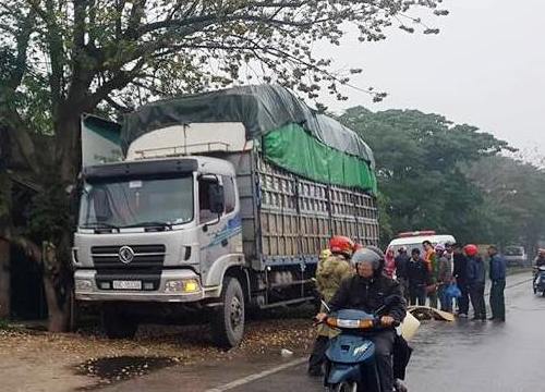 Xe máy đụng ô tô tải dừng bên đường, một người tử vong