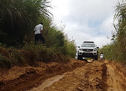 Chinh phục cung đường đèo dốc, mang quà cho học trò bản Của