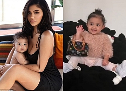 Con gái Kylie Jenner xách túi hàng hiệu hơn 1.000 USD