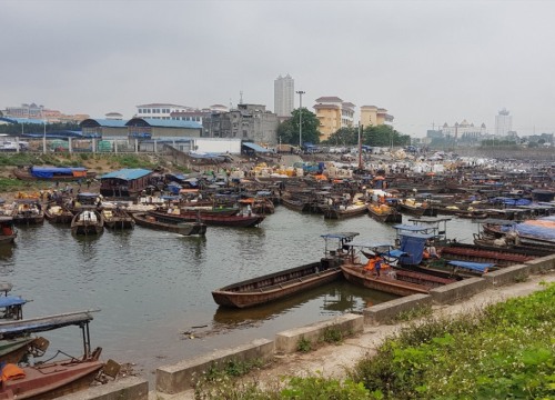 Hàng lậu tự do qua biên giới Quảng Ninh