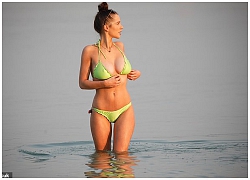 Helen Flanagan khoe khuôn ngực căng tròn