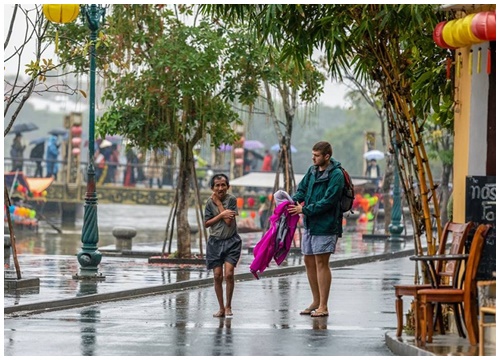 Khoảnh khắc gây bão mạng: Chàng trai nước ngoài cởi áo tặng cụ ông ăn xin giữa trời mưa giá rét