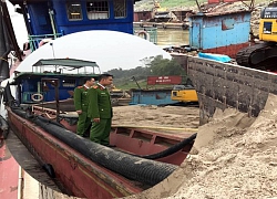 Liên tiếp bắt giữ tàu khai thác cát trái phép trên sông Hồng