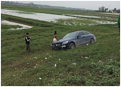 Ô tô lao xuống bãi cỏ, nữ tài xế đứng ngay cạnh và chi tiết ở đầu xe nói lên tất cả